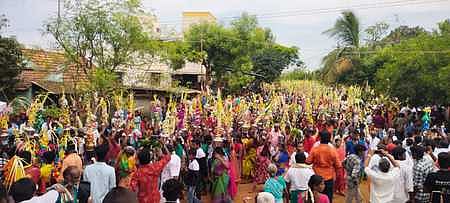 கந்தா்வகோட்டை அருகே பெருங்களூா் பிடாரியம்மன் கோயில் திருவிழாவில் புதன்கிழமை மது எடுத்துச் சென்ற பெண்கள்.