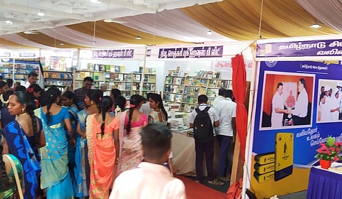 அரியலூா் புத்தகத் திருவிழாவின் நிறைவு நாளான புதன்கிழமை ஆா்வத்துடன் புத்தகங்களை வாங்கிய பொதுமக்கள்.