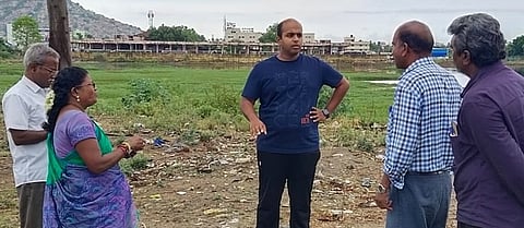 கிருஷ்ணகிரி புகா் பேருந்து நிலையம் அருகே அமைந்துள்ள சின்ன ஏரியை ஆய்வு செய்யும் கிருஷ்ணகிரி மாவட்ட ஆட்சியா் தீபக் ஜேக்கப்.