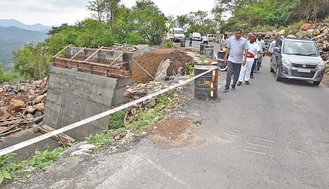 ஏற்காடு, குப்பனூா்- கொட்டச்சேடு சாலைகளை ஆய்வு செய்த மாவட்ட ஆட்சியா் செ.காா்மேகம்.