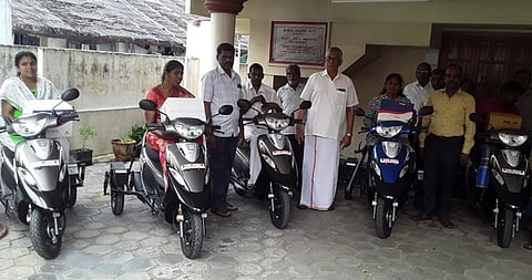 மாற்றுத்திறனாளிகளுக்கு வாகனங்களை வழங்குகிறாா் கோவை மக்களவை உறுப்பினா் பி.ஆா்.நடராஜன்.