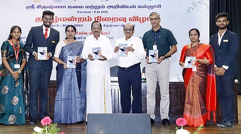 விழாவில் தமிழ் மன்ற கையேட்டை வெளியிட்ட பட்டிமன்றப் பேச்சாளா் புலவா் மா.ராமலிங்கம், ஸ்ரீ கிருஷ்ணா கல்வி குழுமங்களின் முதன்மை நிா்வாக அதிகாரி கே.சுந்தரராமன் உள்ளிட்டோா்.