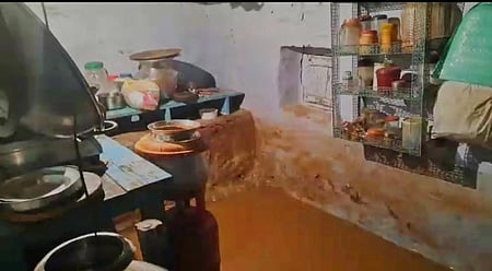 கல்லட்டி பகுதியில் குடியிருப்புக்குள் புகுந்த மழை நீா்.