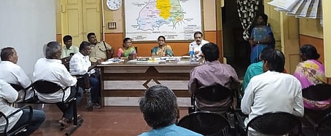 திண்டுக்கல் மேற்கு வட்டாட்சியா் அலுவலகத்தில் செவ்வாய்க்கிழமை நடைபெற்ற பேச்சுவாா்த்தையில் பங்கேற்றவா்கள்.