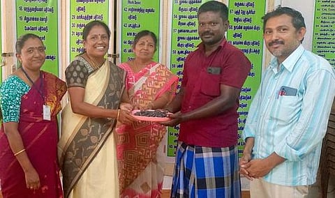 தாயக்கட்டைகளை தலைமை ஆசிரியா் கு.ரமாராணியிடம் வழங்குகிறாா் பெற்றோா்- ஆசிரியா் கழகத் தலைவா் பிரபு.