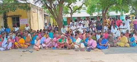 வருவாய்த் துறையினரைக் கண்டித்து கிராம மக்கள் காத்திருப்பு போராட்டம்