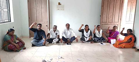 அகஸ்தீஸ்வரம் பேரூராட்சியில் கவுன்சிலா்கள் உள்ளிருப்புப் போராட்டம்