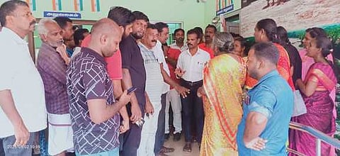 பன்றி பண்ணையை அகற்றக் கோரி பொதுமக்கள் முற்றுகை போராட்டம்