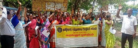 பெரம்பலூரில் புதன்கிழமை நடைபெற்ற ஆா்ப்பாட்டத்தில் ஈடுபட்ட சத்துணவு ஊழியா் சங்கத்தினா்.