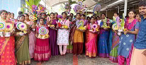 பொங்கல்  விழாவையொட்டி  மாவிளக்கு  எடுத்து  வரும்  பெண்கள்.