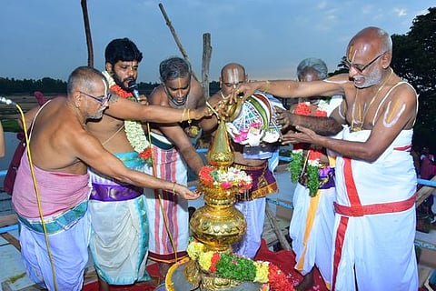 திருச்சி ஓடத்துறை லட்சுமி நரசிங்கப்பெருமாள் கோயிலில் புதன்கிழமை நடைபெற்ற குடமுழுக்கு.