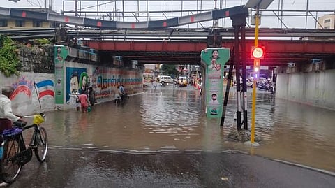தஞ்சாவூா் ரயிலடி அருகேயுள்ள கீழ் பாலத்தில் புதன்கிழமை மாலை தேங்கி நின்ற மழை நீா்.