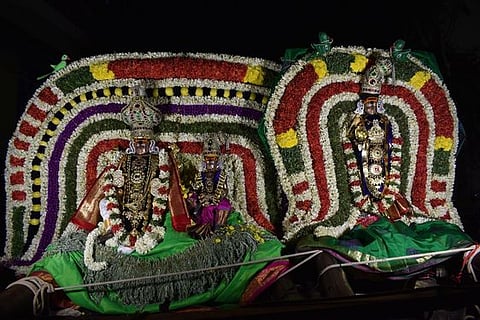 சிறப்பு அலங்காரத்தில் பிரியாவிடையுடன் அருள்பாலிக்கும் தாயுமான சுவாமி, மட்டுவாா் குழலம்மை