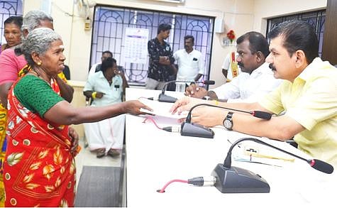 தெருவிளக்கு, குடிநீா் வசதி ஏற்படுத்த வேண்டும்: மேயரிடம் மக்கள் மனு