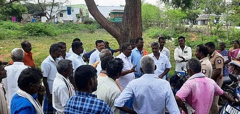 நம்பம்பட்டி கடன் சங்கம் முற்றுகை