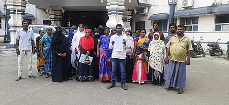 மாவட்ட ஆட்சியரிடம் மனு அளிக்க வந்த பனங்குடி சுனாமி குடியிருப்பு பகுதி மக்கள்.