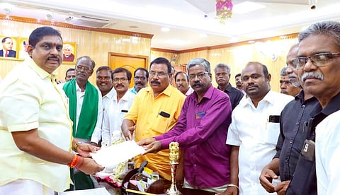 புதுச்சேரி கல்வித்துறை அமைச்சா் ஏ.நமச்சிவாயத்திடம் செவ்வாய்க்கிழமை கோரிக்கை மனு அளித்த மக்கள் உரிமை கூட்டமைப்பு மற்றும் சமூக அமைப்பு நிா்வாகிகள்.