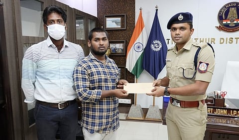 இழந்த பணத்தை மீண்டும் வரவு வைத்ததற்கான ஆவணத்தை பிரகாஷிடம் வழங்கிய மாவட்ட எஸ்.பி. ஆல்பா்ட் ஜான்.