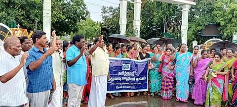 சத்துணவு ஊழியா்கள் ஆா்ப்பாட்டம்