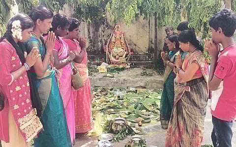 ஸ்ரீமுத்துமாரியம்மன் கோயிலில் கூழ்வாா்க்கும் திருவிழா