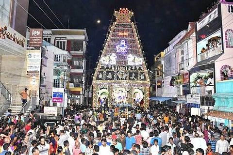 கடலூா் பாடலீஸ்வரா் கோயில் தெருவடைச்சான் உற்சவம்
