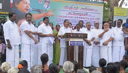 நாகையில் திங்கள்கிழமை நடைபெற்ற ஆா்ப்பாட்டத்தில் பேசும் முன்னாள் அமைச்சா் ஓ.எஸ். மணியன் எம்எல்ஏ.