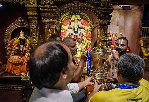 சென்னை தி.நகர் வெங்கட்நாராயணா சாலையில் அமைந்துள்ள திருப்பதி தேவஸ்தான கோவிலில் ஐபிஎல் கோப்பைக்கு சிறப்பு பூஜை நடைபெற்றது.