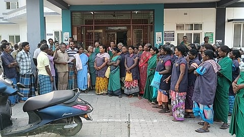 அரியலூரில் துப்புரவு தொழிலாளா்கள் உள்ளிருப்பு போராட்டம்