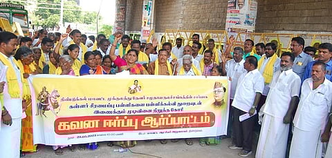 கள்ளா் பள்ளிகளை இணைக்கும் முடிவை கைவிடக் கோரி ஆா்ப்பாட்டம்