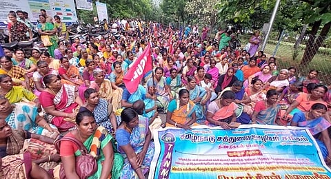 திண்டுக்கல் மாவட்ட ஆட்சியா் அலுவலகம் முன்பு திங்கள்கிழமை ஆா்ப்பாட்டத்தில் ஈடுபட்ட சத்துணவு ஊழியா்கள்.