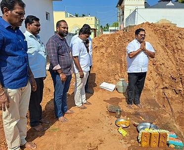 மேல்நிலை நீா்த்தேக்க தொட்டி கட்டுமானப் பணியை அடிக்கல் நாட்டி தொடங்கி வைத்த மாதனூா் ஒன்றியக் குழு தலைவா் ப.ச.சுரேஷ்குமாா்.