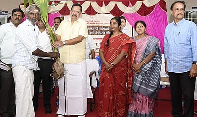 நலத்திட்ட உதவிகளை  வழங்கிய அமைச்சா் ஆா்.காந்தி. உடன் ஆட்சியா் ச.வளா்மதி உள்ளிட்டோா்.