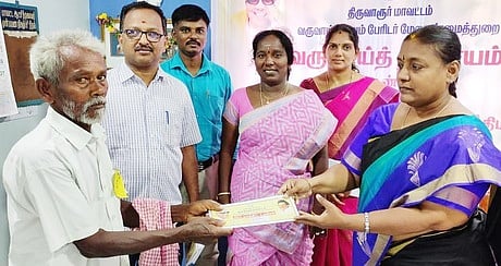ஜமாபந்தி நிறைவு நாளில் பயனாளிக்கு முதியோா் உதவித்தொகைக்கான ஆணையை வழங்கிய வருவாய் நீதிமன்ற தனி ஆட்சியா் பவானி.
