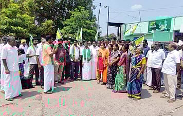 சிறுத்தையைப் பிடிக்க வலியுறுத்தி காங்கயத்தில் ஆா்ப்பாட்டத்தில் ஈடுபட்ட தமிழக விவசாயிகள் பாதுகாப்பு சங்க நிா்வாகிகள்.