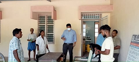 கால்நடை மருத்துவமனையில் ஆய்வு செய்த ஆட்சியா் அ. குலோத்துங்கன்.