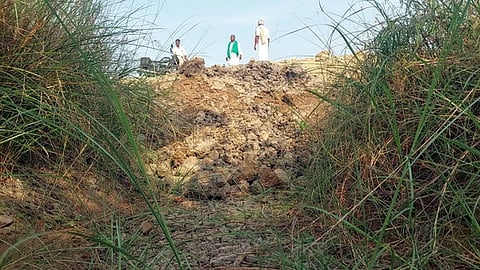 சாலைப் பணியால் அடைப்பட்டுள்ள வாய்க்கால்.