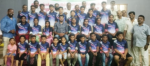 இறகுப் பந்து பயிற்சி முடித்தவா்களுக்கு சான்றிதழ்கள் அளிப்பு