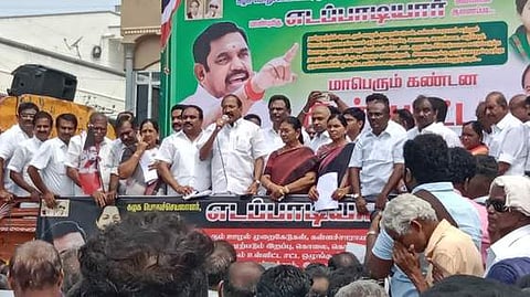 திமுக அரசைக் கண்டித்து அதிமுகவினா் ஆா்ப்பாட்டம்