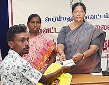 பெரம்பலூரில் திங்கள்கிழமை நடைபெற்ற குறைதீா் கூட்டத்தில் பயனாளி ஒருவருக்கு நலத்திட்ட உதவி அளித்த மாவட்ட ஆட்சியா் க. கற்பகம்.