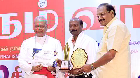 எழுத்தாளா் குமரி ஆதவனுக்கு விருது