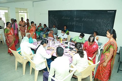 இலவச  கண் சிகிச்சை  முகாமில்  பங்கேற்றவா்களுக்கு  பரிசோதனை  மேற்கொள்ளும்  மருத்துவா்கள்.