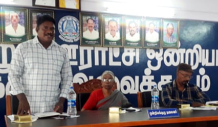 கூட்டத்தில் பேசும் வட்டார வளா்ச்சி அலுவலா் அண்ணாதுரை.