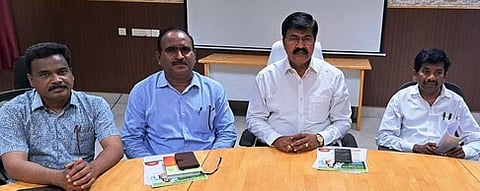 செய்தியாளா்களுக்கு பேட்டியளித்த திருவள்ளூா் பல்கலை. துணைவேந்தா் டி.ஆறுமுகம்.