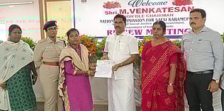 விஷவாயு தாக்கி உயிரிழந்த தொழிலாளி செந்தமிழ் செல்வனின் மனைவியிடம் அரசின் இழப்பீட்டுத் தொகை ரூ.15 லட்சம் காசோலையை வழங்கிய  தேசிய தூய்மைப் பணியாளா் நல ஆணைய தலைவா் எம்.வெங்கடேசன்.