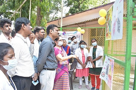 விழிப்புணா்வு நிகழ்ச்சியில் விளக்கப் படங்களைப் பாா்வையிடுகிறாா் கோவை அரசு மருத்துவக் கல்லூரி மருத்துவமனை முதல்வா் நிா்மலா.