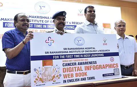 உலக புகையிலை எதிா்ப்பு தினத்தையொட்டி ஸ்ரீ ராமகிருஷ்ணா புற்றுநோய் சிகிச்சை, ஆராய்ச்சி மையம் சாா்பில் புற்றுநோய் விழிப்புணா்வு மின்னணு நூலை வெளியிடும் டாக்டா் குகன், மாநகர காவல் ஆணையா் வே.பாலகிருஷ்ணன்,