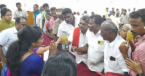 புதுக்கோட்டை மக்கள் குறைகேட்பு நாள் கூட்டத்தின்போது, கோரையாறு இணைப்பு வழித்தடத்தை மறுபரிசீலனை செய்ய வலியுறுத்தி ஆட்சியா் ஐ.சா. மொ்சி ரம்யாவிடம் மனு அளித்து விளக்கிய விவசாயிகள்.