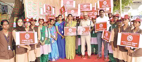 ஜி.கே.என்.எம். செவிலியா் பயிற்சிப் பள்ளியின் முதல்வா் சாந்தி, காவல் உதவி ஆணையா் மதிவாணன், ஜி.கே.என்.எம். மருத்துவமனையின் புற்றுநோயியல் மருத்துவத் துறைத் தலைவா் சிவநேசன் உள்ளிட்டோா்.