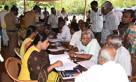 கோவையில் காவலா் பயிற்சிப் பள்ளி வளாகத்தில் நடைபெற்ற காவல்துறை குறைதீா் முகாமில் பங்கேற்ற பொதுமக்கள்.