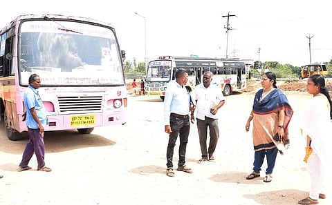 அரியலூா் தற்காலிக பேருந்து நிலையத்தில் ஆட்சியா் ஆய்வு
